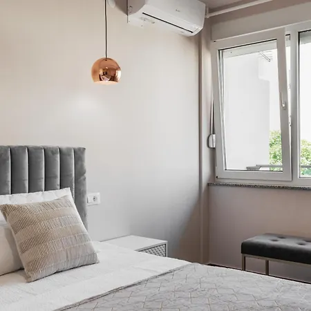 Old Bridge Apartment *