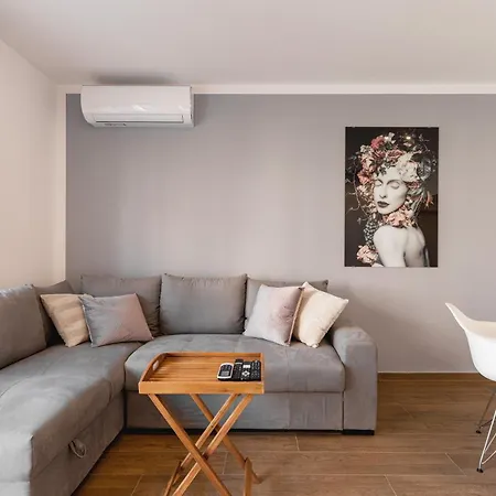 Old Bridge Apartment *