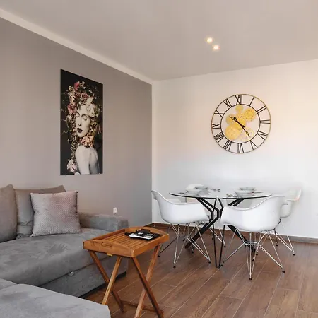 Old Bridge Apartment *